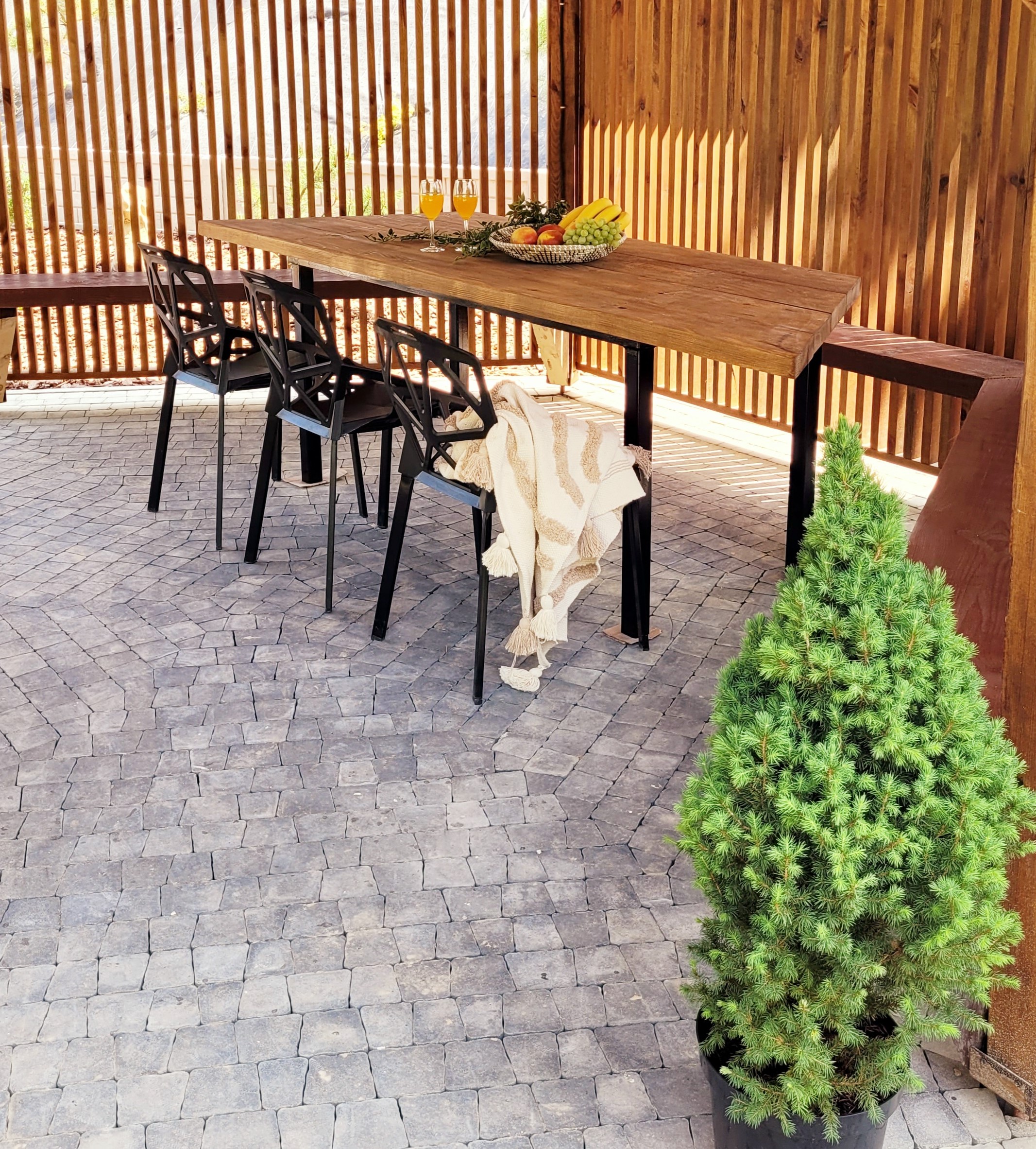 Domek obok rzeki, domki Bałtów